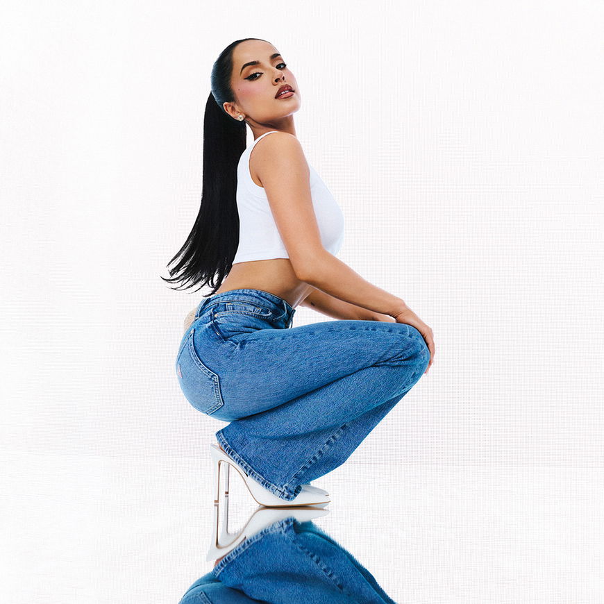 GUESS bringt die Low-Rise-Jeans zurück: Becky G ist das Gesicht der The B Jean