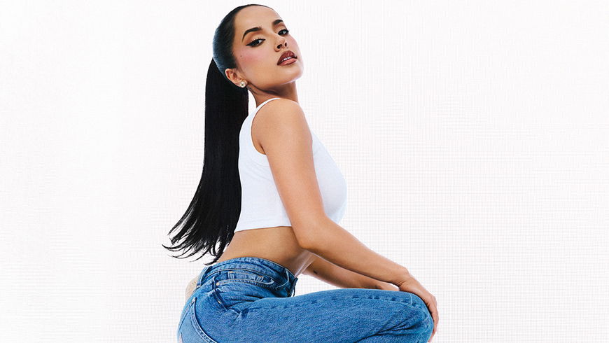 GUESS bringt die Low-Rise-Jeans zurück: Becky G ist das Gesicht der The B Jean
