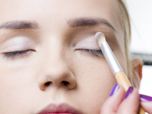 Loses Puder unter dem Mascara gibt den Wimpern ein Upgrade.