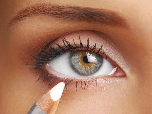 Weißer Eyeliner sorgt für einen frischen Look.