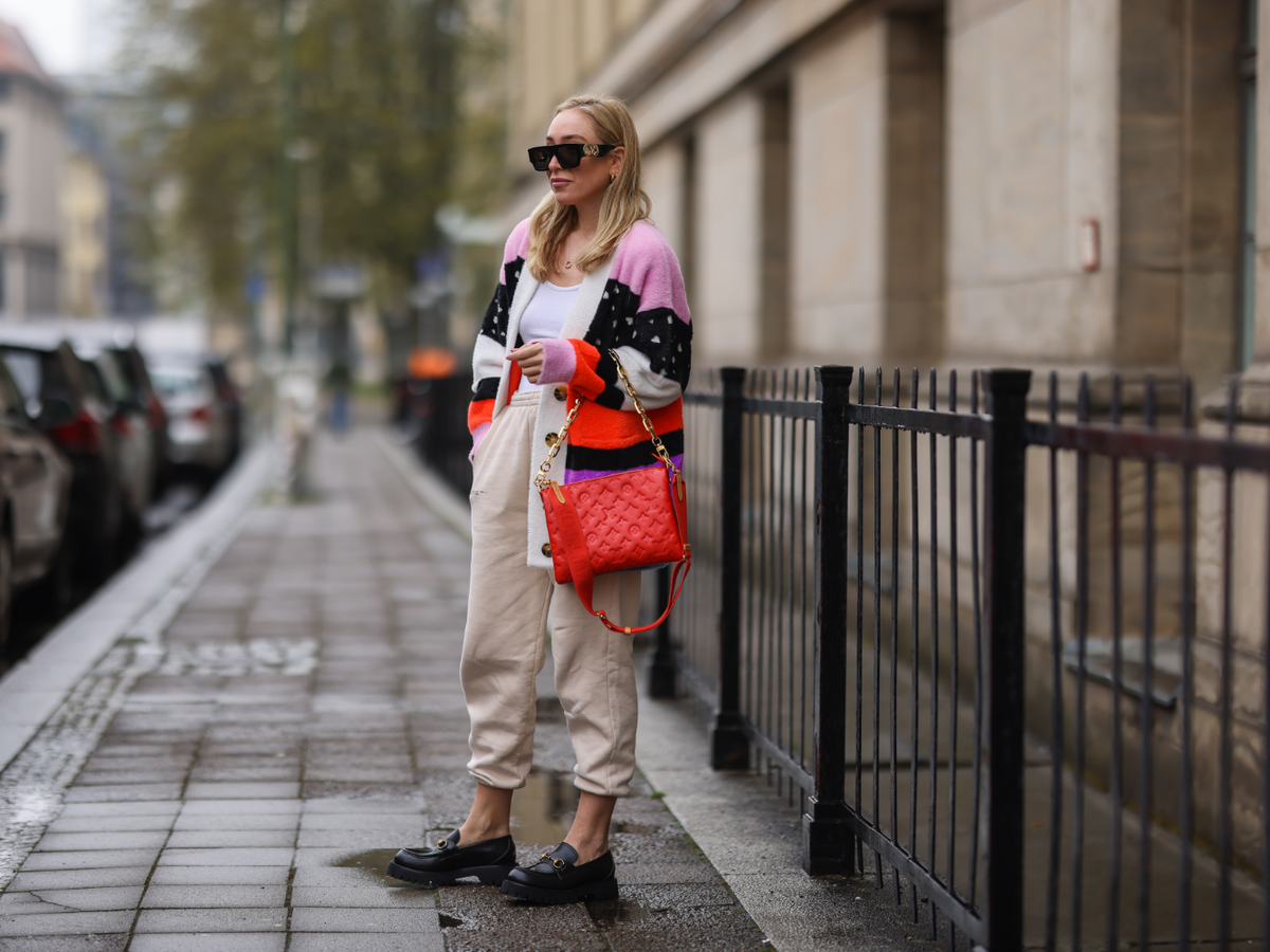 Sonia Lyson in schwarzen Loafern