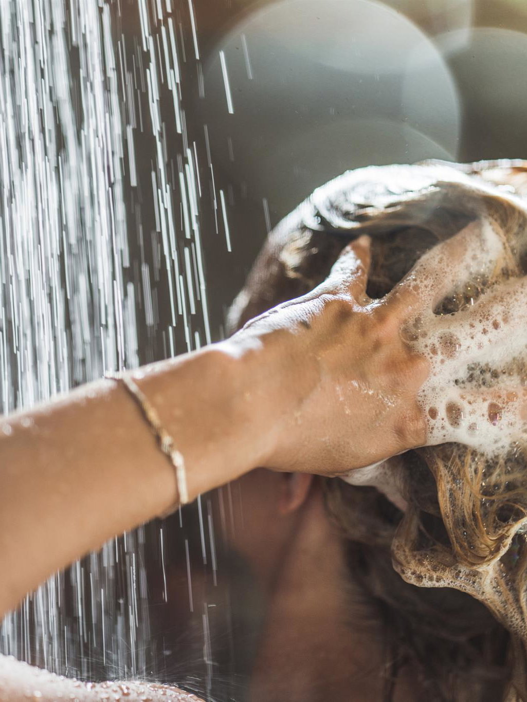 Haare unter der Dusche waschen