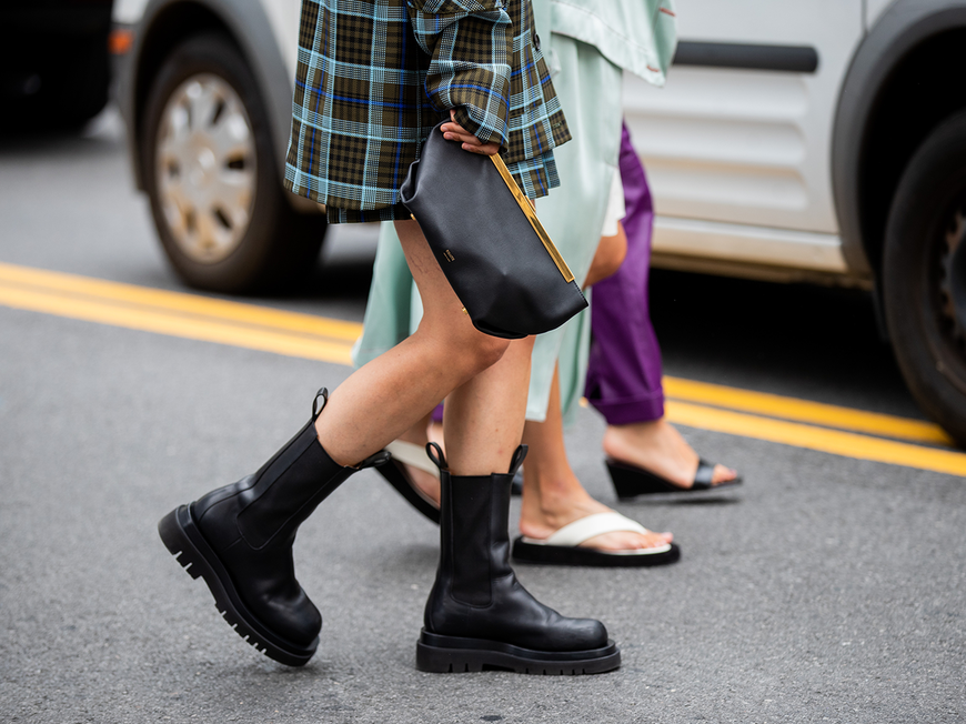 Styling-Fehler 2023: 3 Schuhe, die ihr nicht zu Kleidern kombinieren solltet