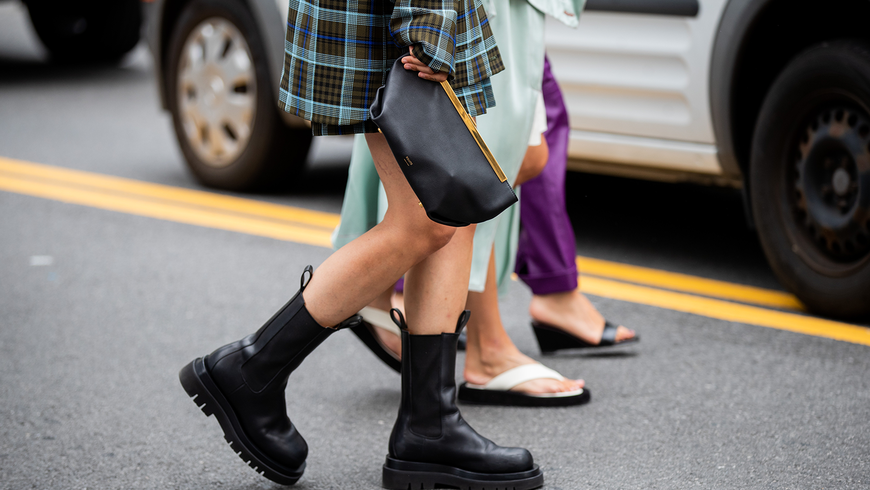 Styling-Fehler 2023: 3 Schuhe, die ihr nicht zu Kleidern kombinieren solltet