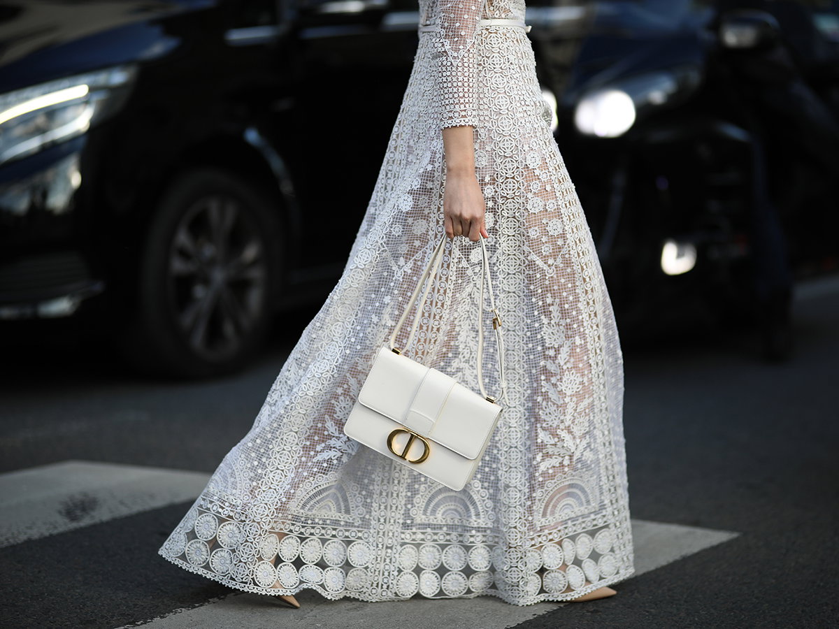Frau in einem weißen Brautkleid