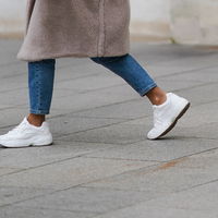 Schuh-Trends 2022: Der reduzierte Sneaker von Tamaris beschert lange Beine