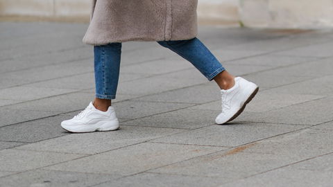 Schuh-Trends 2022: Der reduzierte Sneaker von Tamaris beschert lange Beine