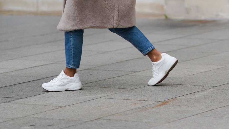 Schuh-Trends 2022: Der reduzierte Sneaker von Tamaris beschert lange Beine