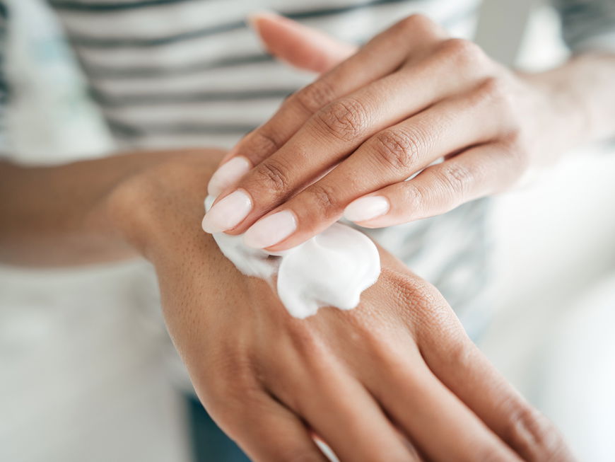 Wenn du auf der Suche nach einer Handcreme bist, die nicht nur deine Hände pflegt, sondern auch einen angenehmen Duft hinterlässt, dann habe ich genau das passende Produkt für dich.