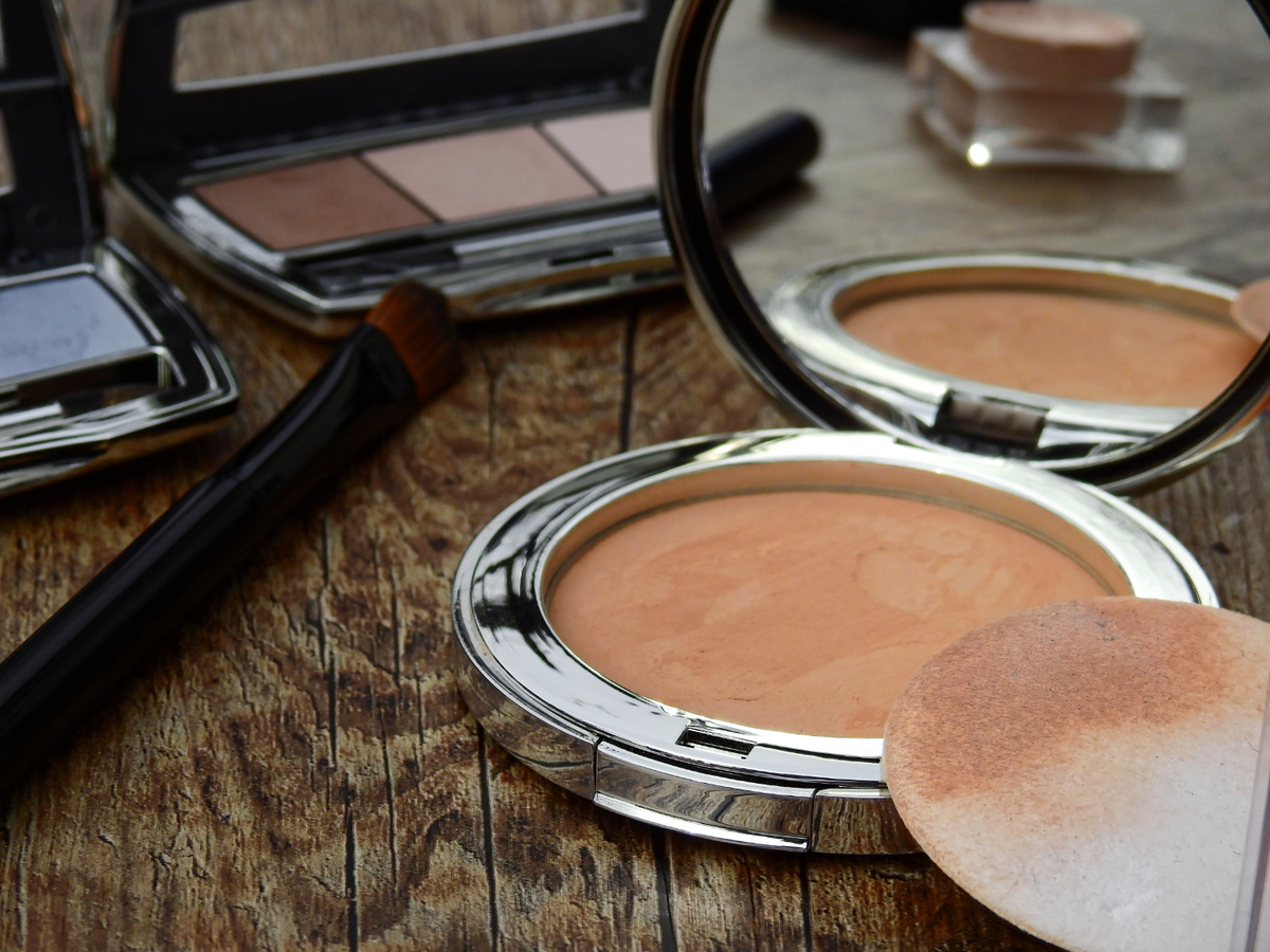 Wie du den Bronzer auftragen solltest, um ein bestmögliches Ergebnis zu erzielen, verraten wir dir ebenfalls.