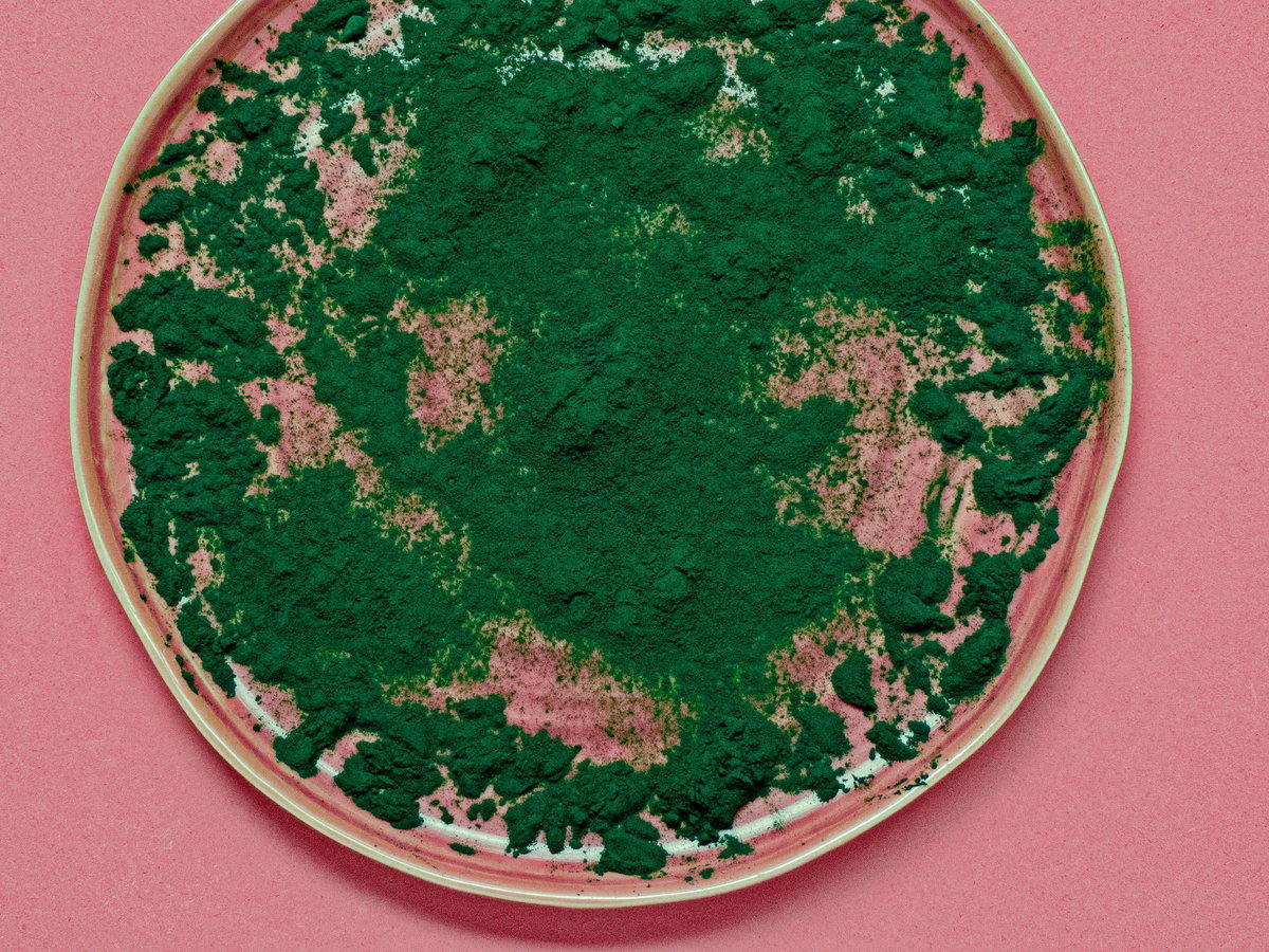 Spirulina wird als eines der beliebtesten Superfoods gehandelt und kann uns beim Abnehmen unterstützen.