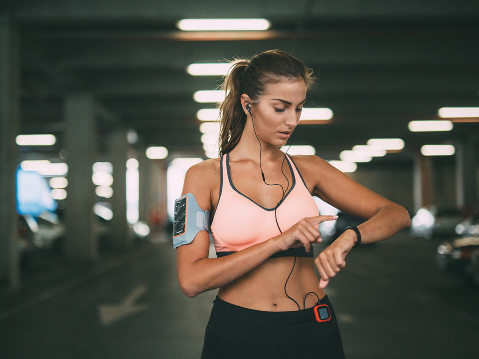 Smartwatch-junge-Frau-im-Training