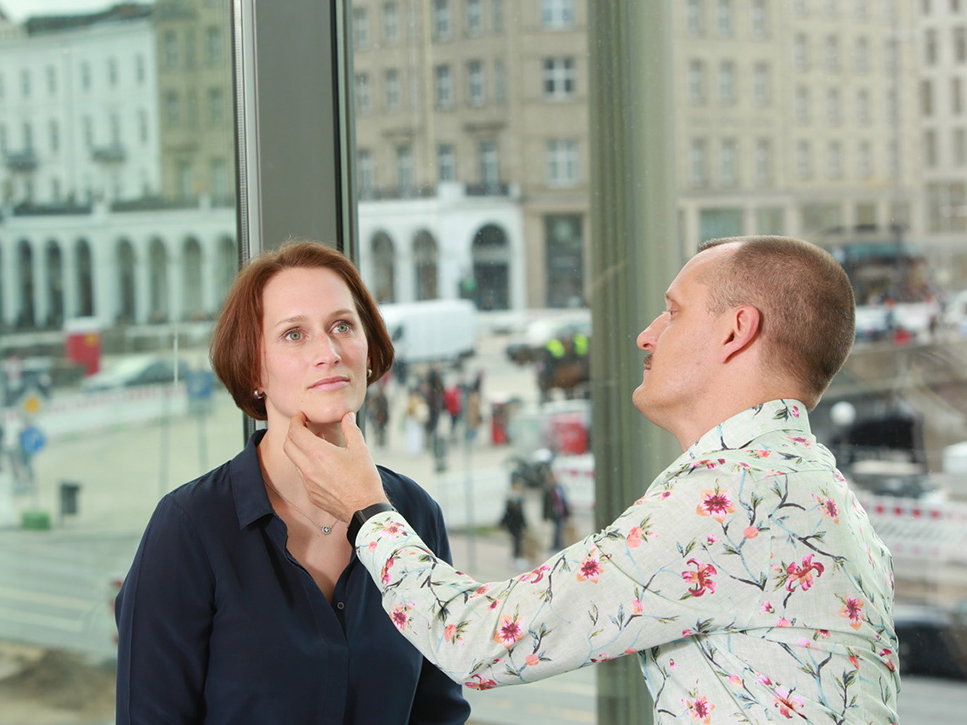 mann-fasst-mit-der-hand-das-gesicht-einer-frau-an