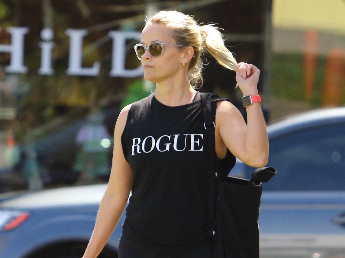 Reese-Witherspoon-in-einem-Sportoutfit