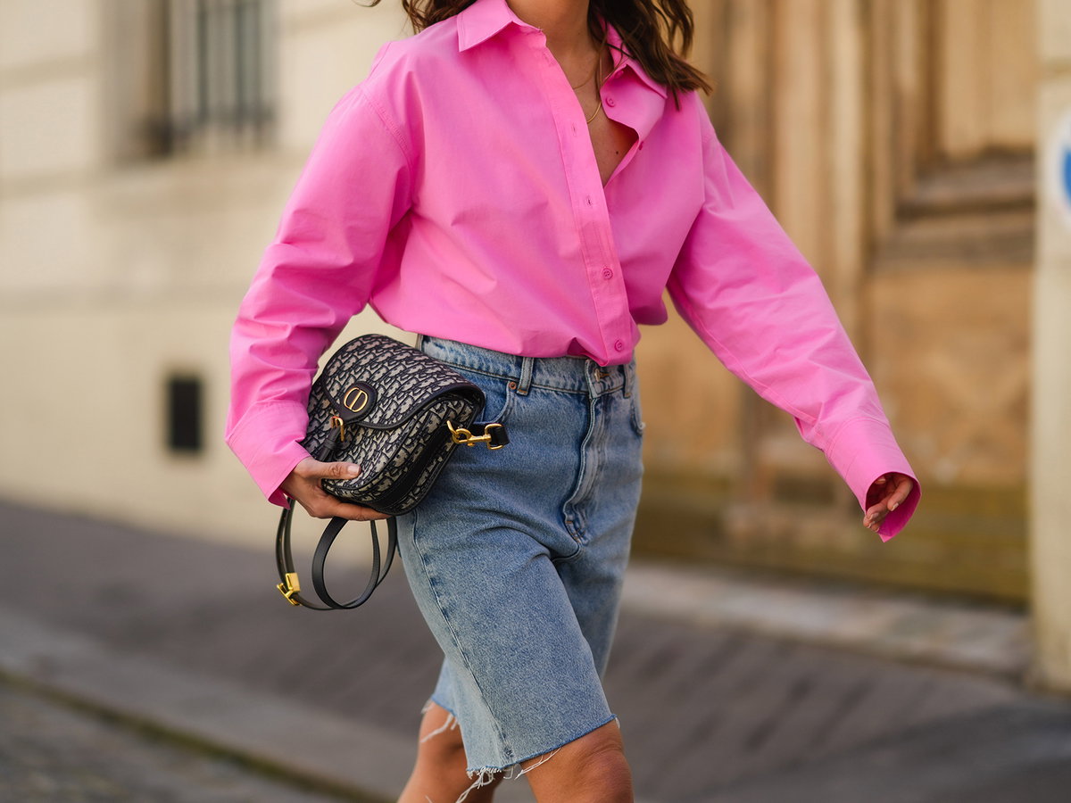 Frau-traegt-Bermuda-Shorts-Tasche-und-Bluse