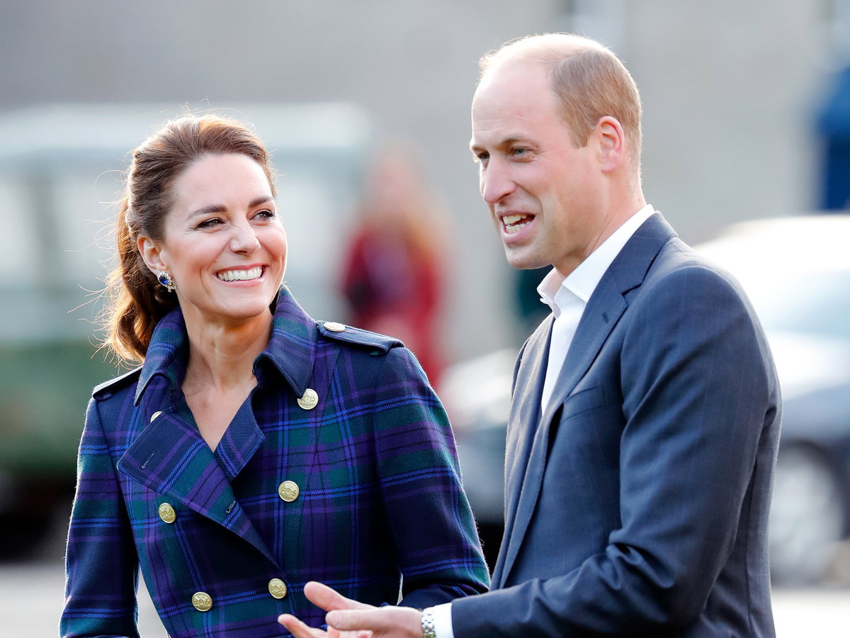 Herzogin-Kate-und-Prinz-William-laecheln-sich-an