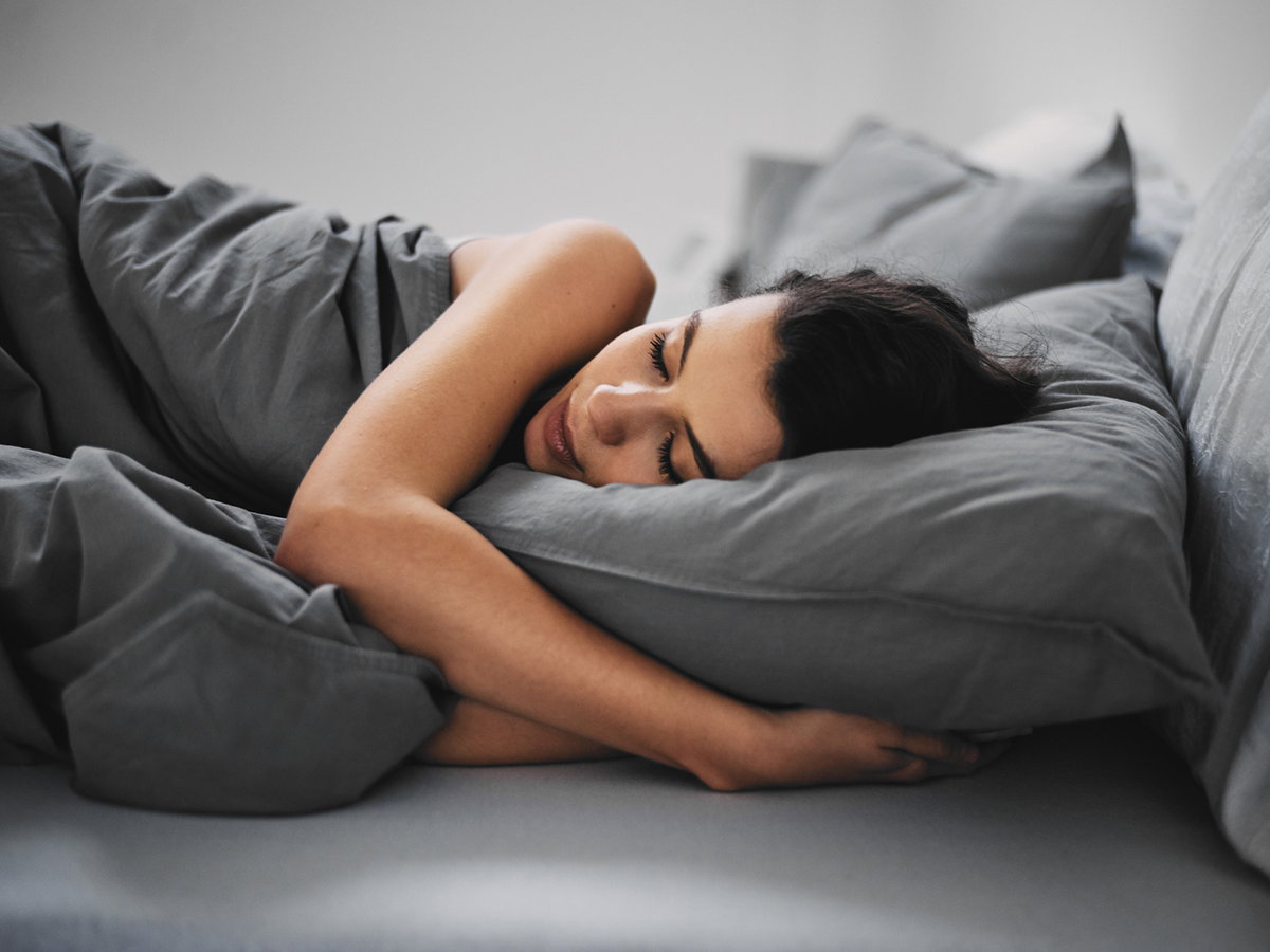 Falten wegschlafen: Mit diesem Schlaftrick sieht man am Morgen jünger aus
