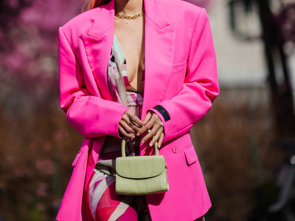 Welche Farbe jung schummelt? Rosa, Pink, Fuchsia und Rosé sind die Anti-Aging-Nuancen.