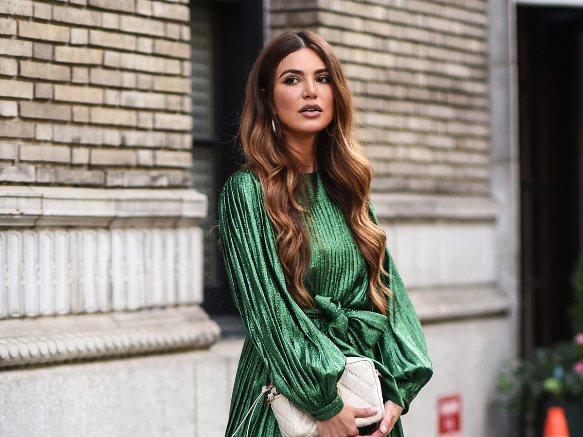 Negin Mirsalehi mit Locken und grünem Kleid