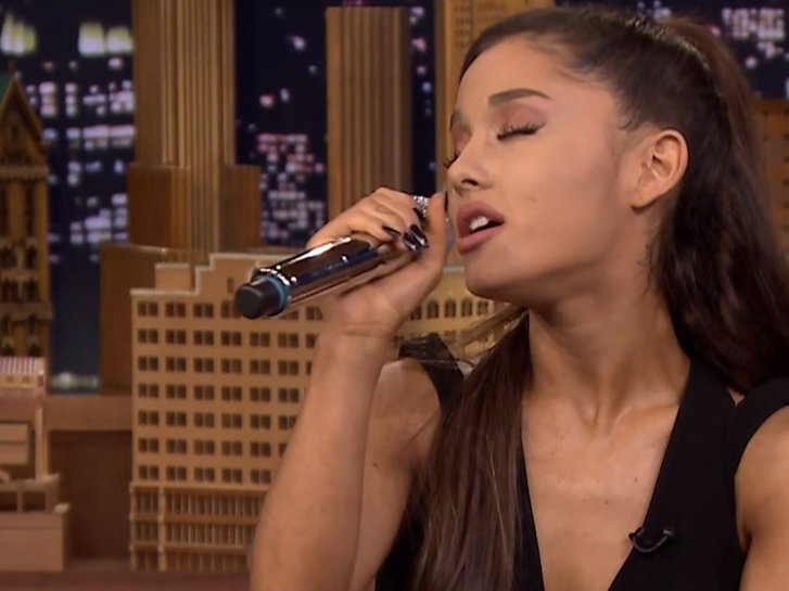 Ariana Grande macht Britney Spears und Christina Aguilera nach!