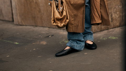 Statt Stiefel: Mit einem Schuh-Trend ist euer Herbst-Look so viel stylischer