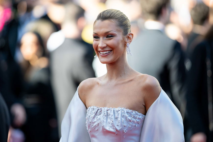 Bella Hadid trägt den schönsten Schmuck-Trend für die festliche Zeit 2026