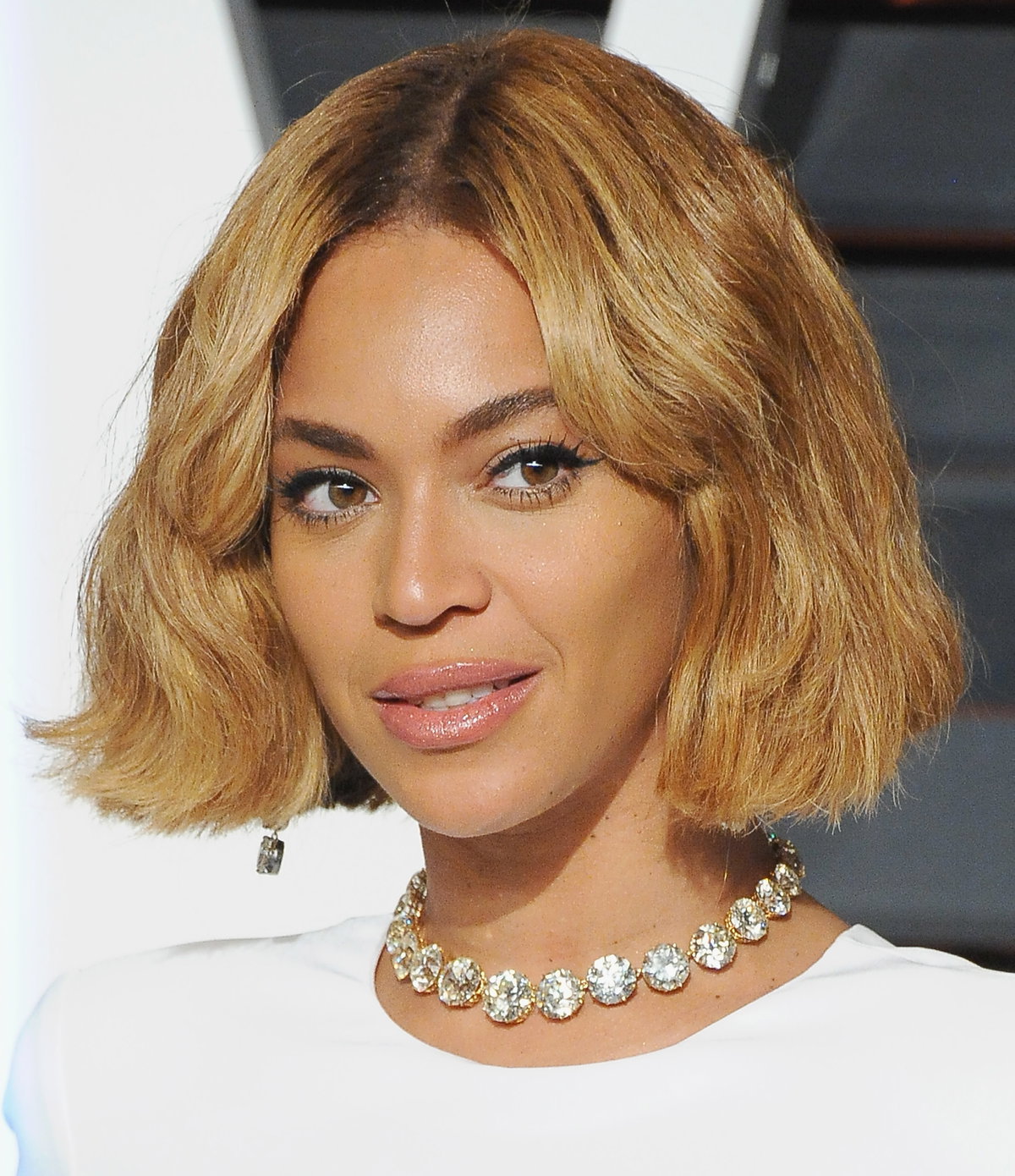 Ja, auch Queen B trägt ihre Haare gerne mal kurz. Wir finden, der wellige Bob steht der Sängerin super und verleiht ihr einen sehr eleganten Look.