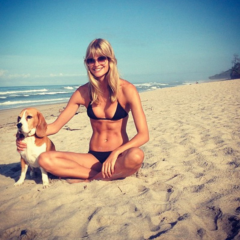 Julia Stegner mit ihrem Hund Kasper am Strand