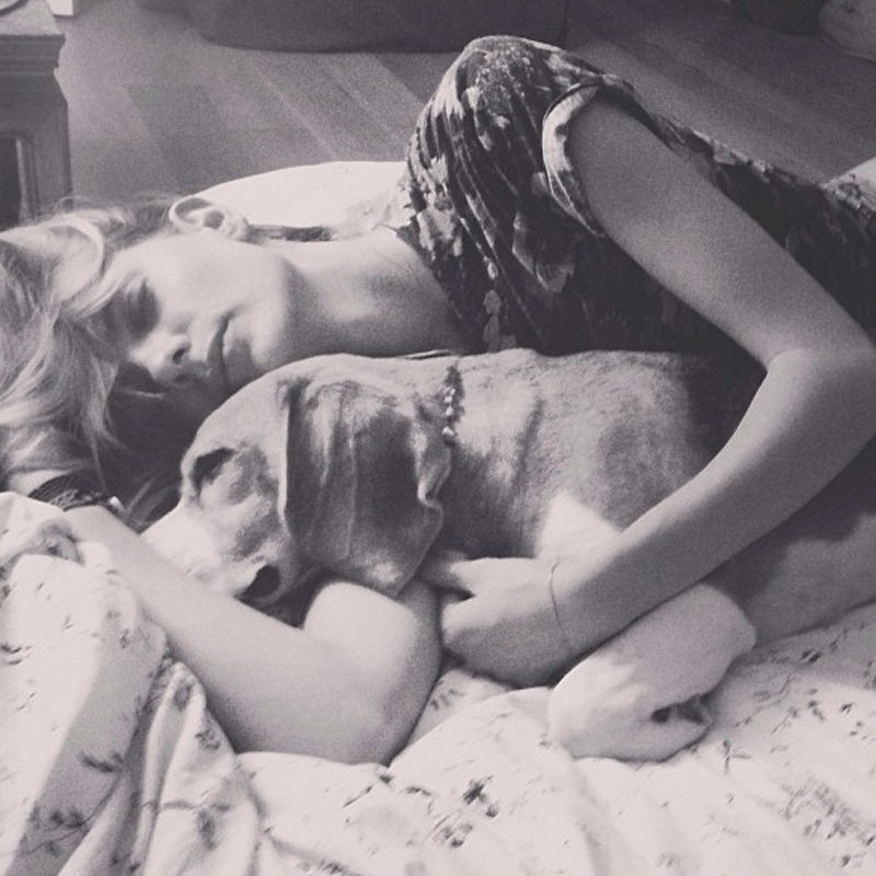 Julia Stegner mit ihrem Hund Kasper