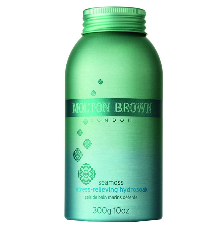 Feuchtigkeitstherapie aus Meeresextrakten: Molton Brown Seamoss Badesalz über LudwigBeck, ca. 25 €