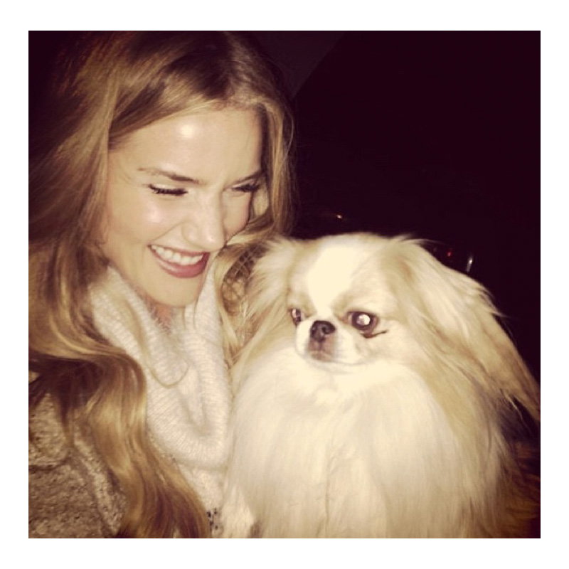 Rosie Huntington-Whiteley mit Wuschelbegleitung