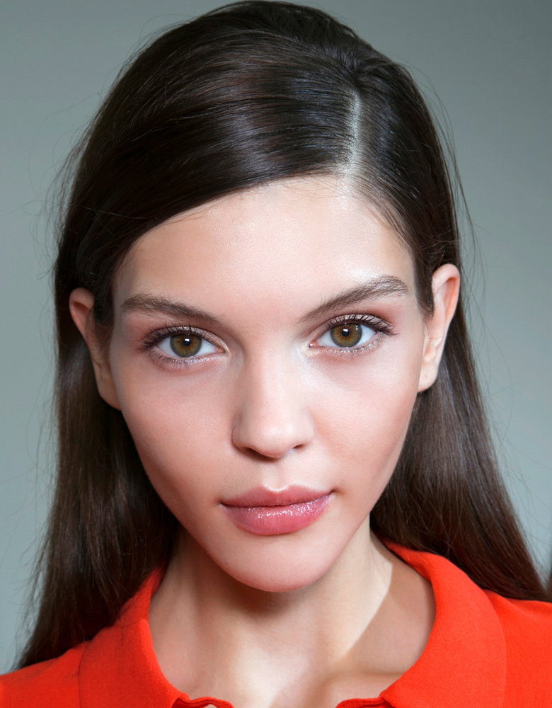 Matthew Williamson SS 2014 - strenger Seitenscheitel und offene Haare