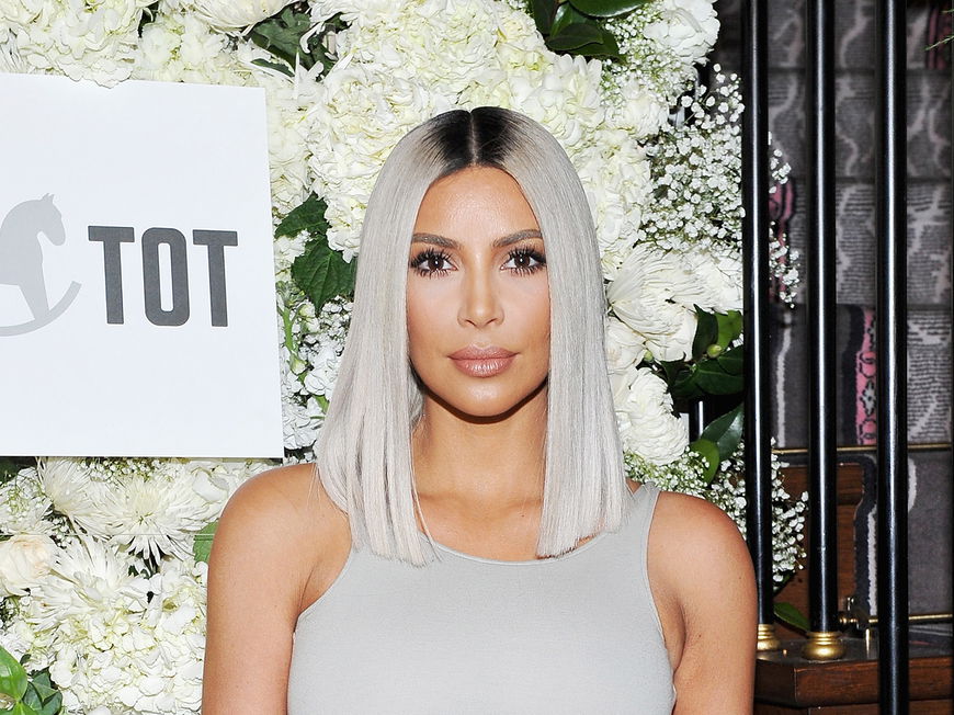 Auf eine silbrige Mähne, die ausreichend Pflege bedarf, setzt Kim Kardashian. Der gewollte Ansatz lässt den Hairstyle des Reality-Stars nicht zu hart oder unnatürlich wirken.