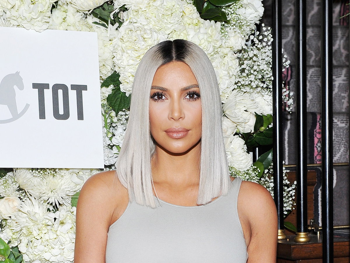 Auf eine silbrige Mähne, die ausreichend Pflege bedarf, setzt Kim Kardashian. Der gewollte Ansatz lässt den Hairstyle des Reality-Stars nicht zu hart oder unnatürlich wirken.