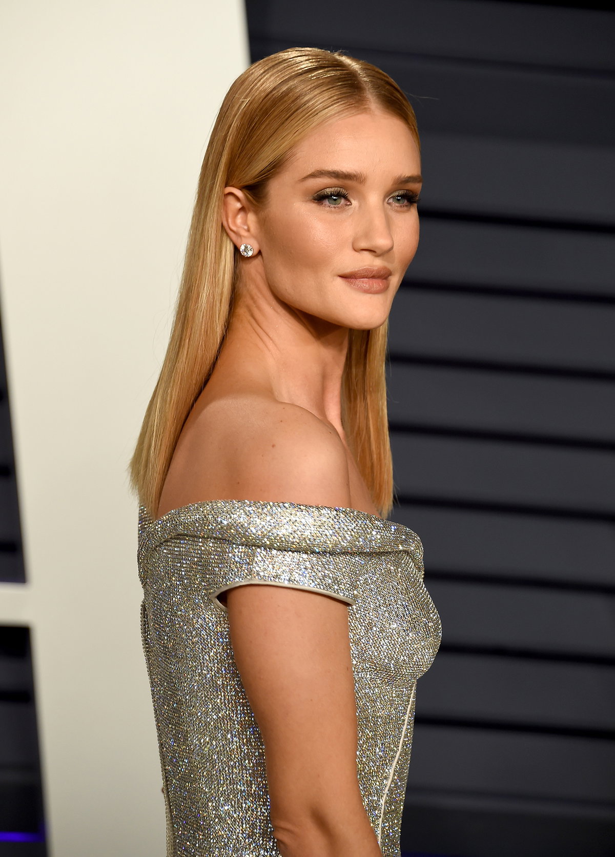 Rosie Huntington-Whiteley lässt ihre Mähne ebenfalls mit dünnen Strähnen aufhellen und liebt den Natural-Look.