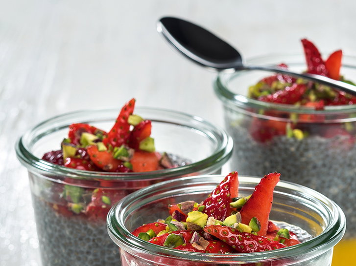 „Vegan to Go": Chia-Vanille-Pudding mit Mangocreme und Erdbeeren