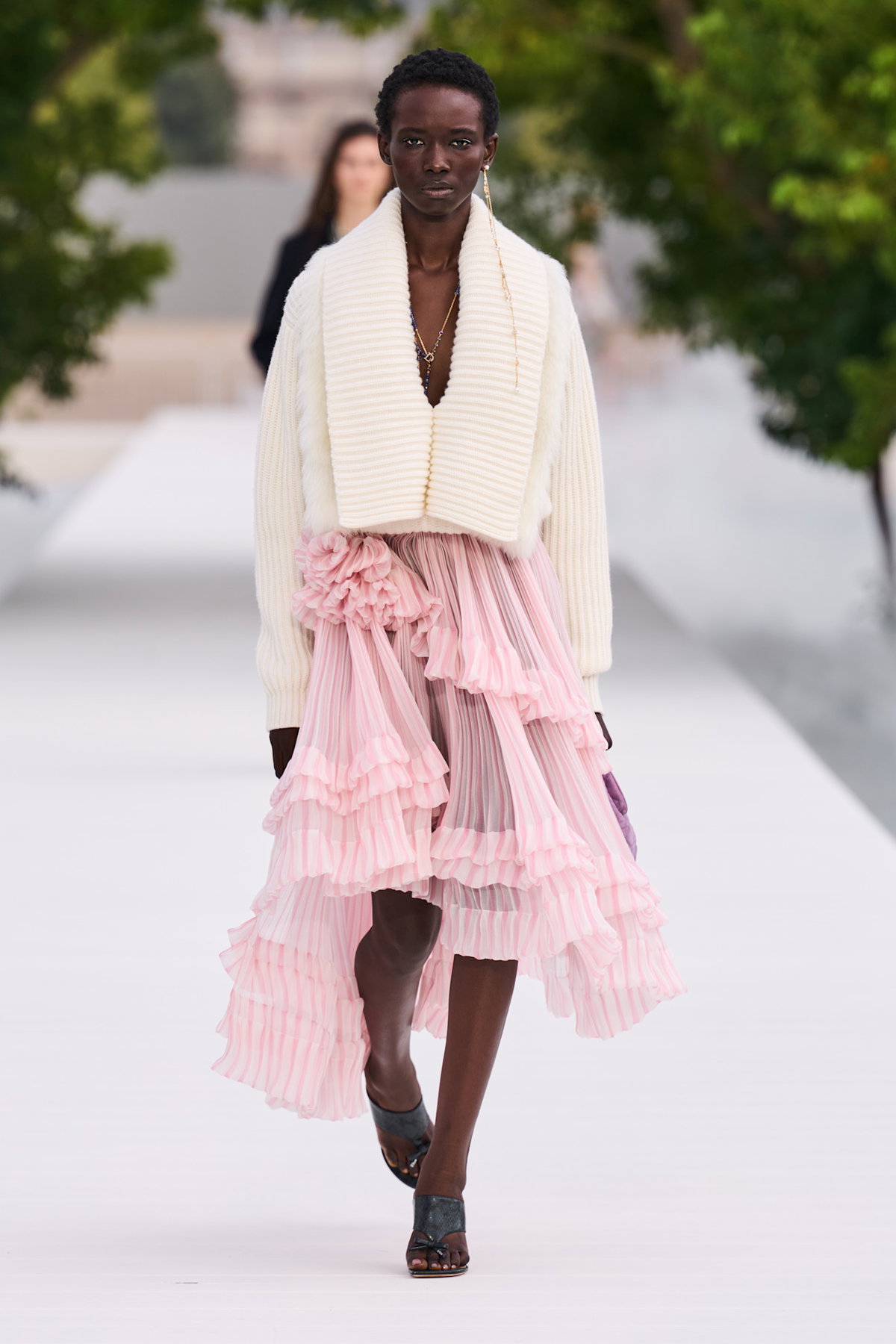 5 Mode-Trends, die im Frühjahr 2026 Romantik pur sind – laut Jonathan Anderson bei Dior