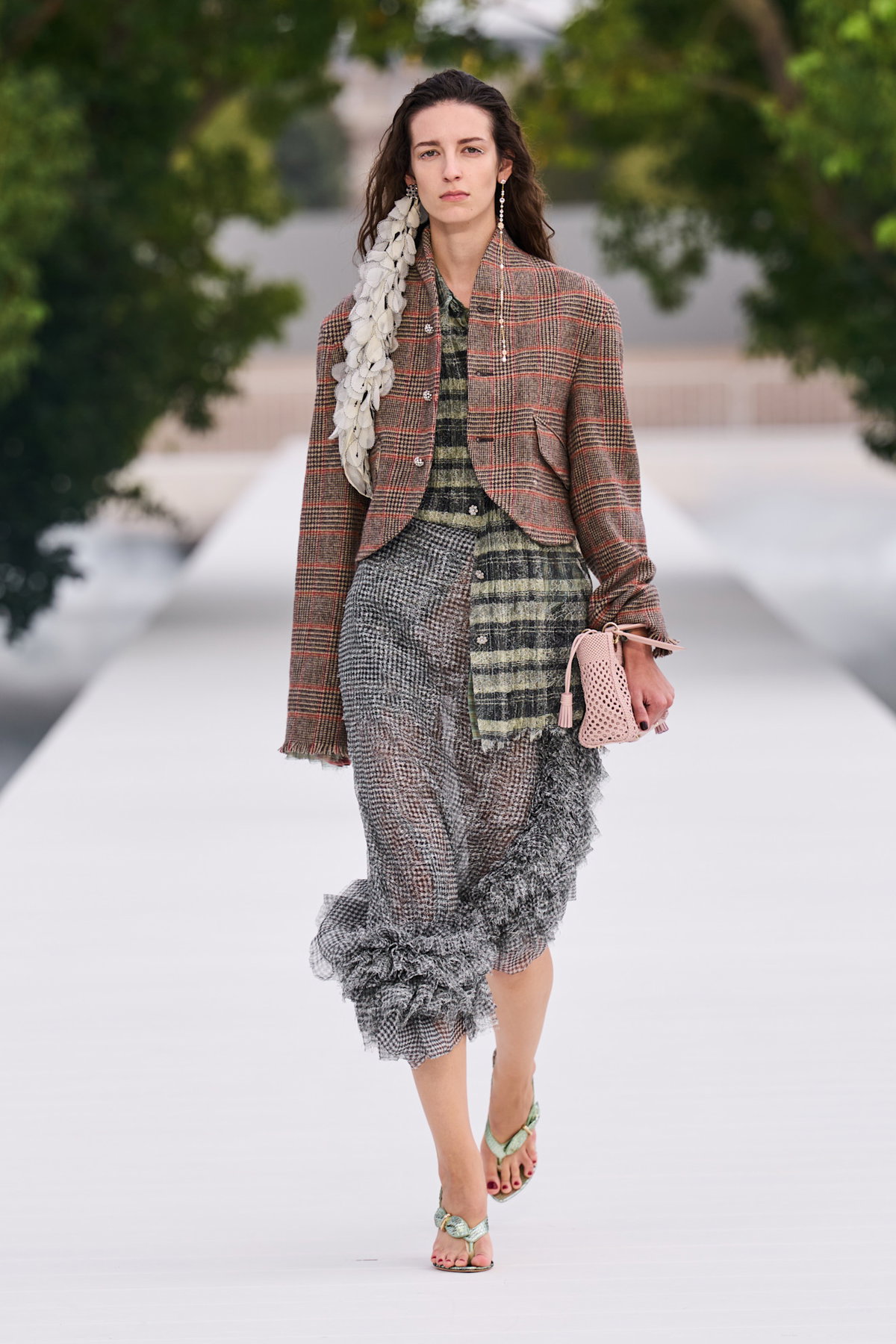 5 Mode-Trends, die im Frühjahr 2026 Romantik pur sind – laut Jonathan Anderson bei Dior