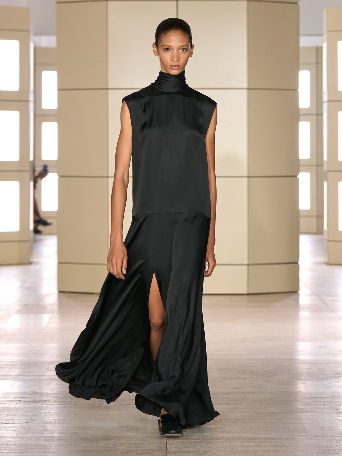 COS zeigt in New York für Herbst/Winter 2026/2027 seine bislang glamouröseste Kollektion
