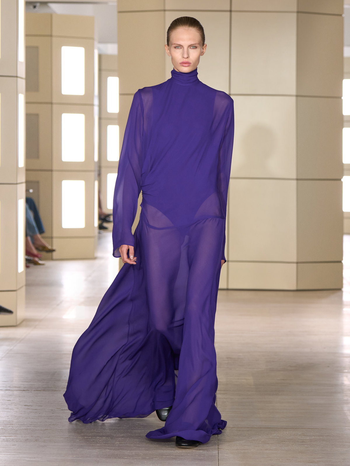 COS zeigt in New York für Herbst/Winter 2026/2027 seine bislang glamouröseste Kollektion