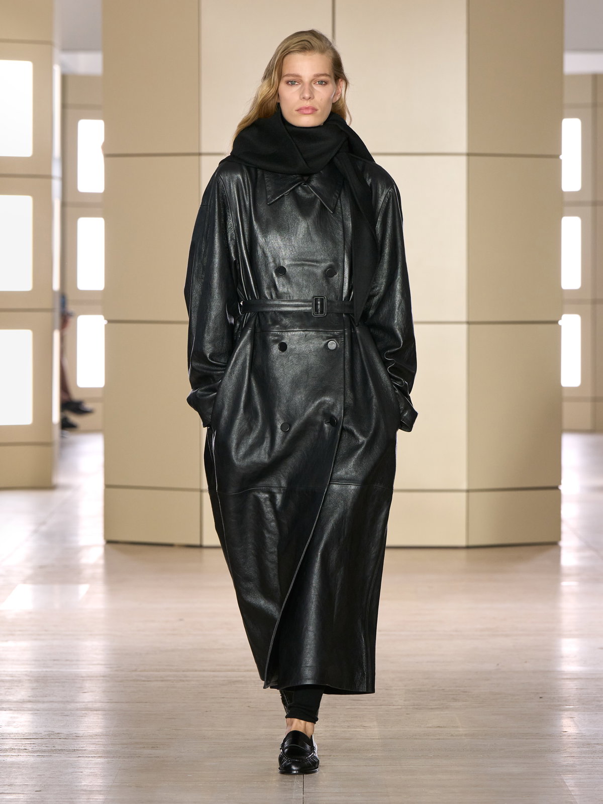COS zeigt in New York für Herbst/Winter 2026/2027 seine bislang glamouröseste Kollektion