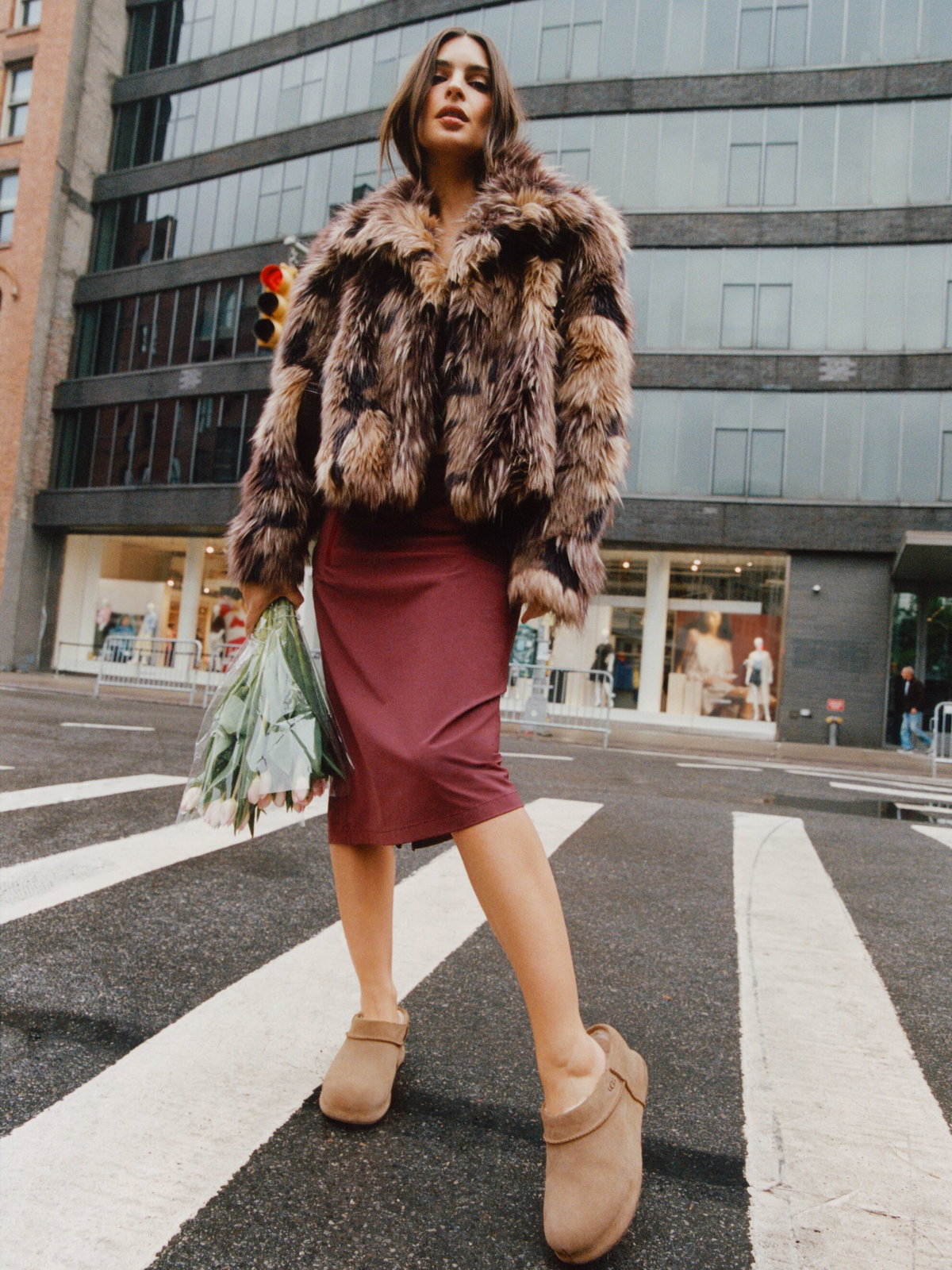 So stylt Emily Ratajkowski die neuen UGG Clogs im Herbst 2026