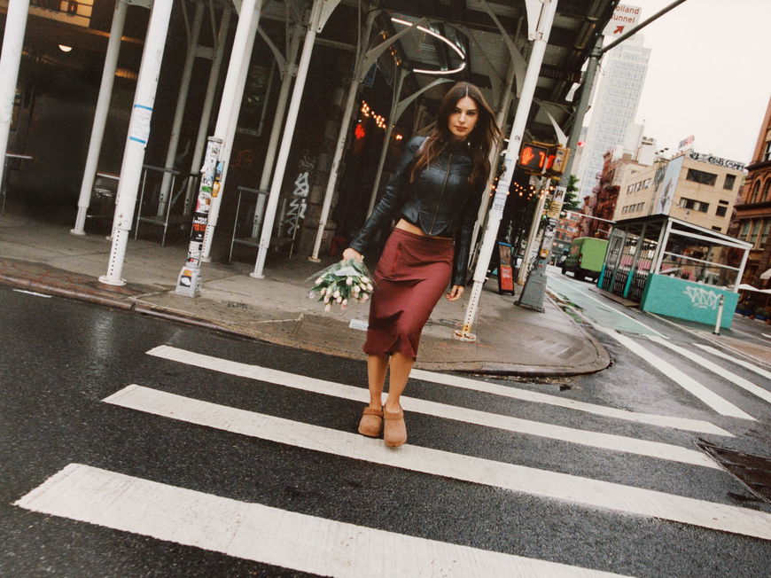 So stylt Emily Ratajkowski die neuen UGG Clogs im Herbst 2026