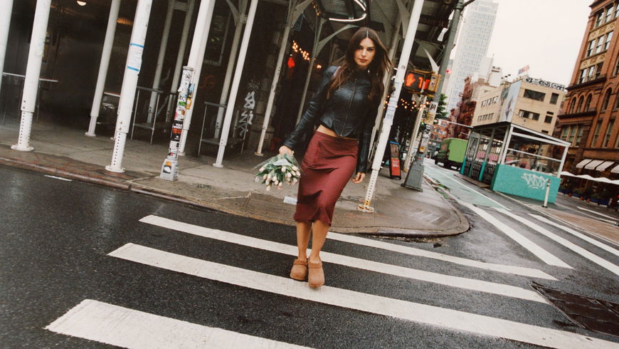 So stylt Emily Ratajkowski die neuen UGG Clogs im Herbst 2026