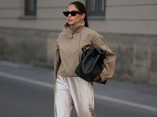 Satinhosen sind diesen Herbst Trend – so stylen wir sie