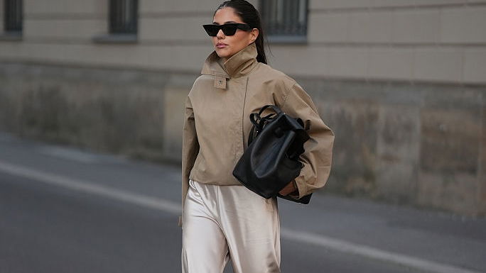 Satinhosen sind diesen Herbst Trend – so stylen wir sie