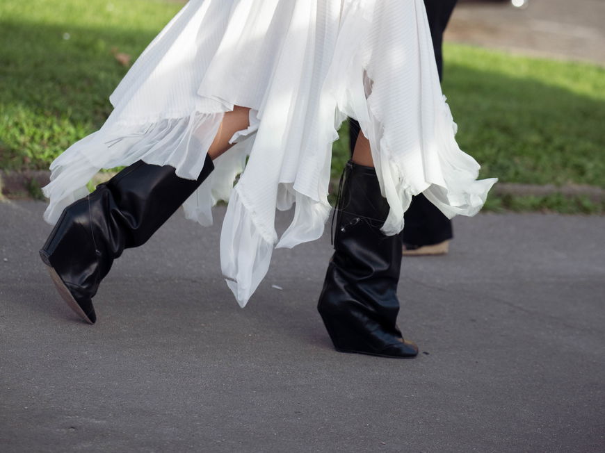 Bye, bye Blockabsatz! Dieser Stiefel-Trend aus den 2000ern ist zurück