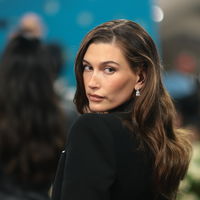 Beauty Crush! Hailey Biebers dunkles "Espresso Hair" ist die schönste Herbst-Haarfarbe 2026 mit Luxus-Vibes