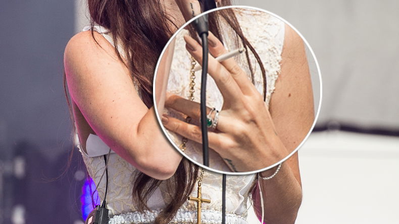 Verr(a)ucht: Lana Del Rey mit Zigarette auf Bühne