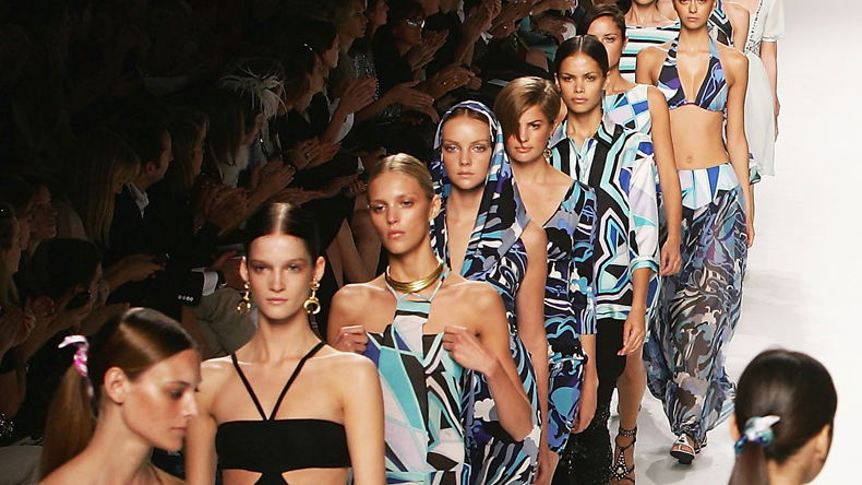 Der längste Catwalk der Welt gegen die größte Modenschau der Welt